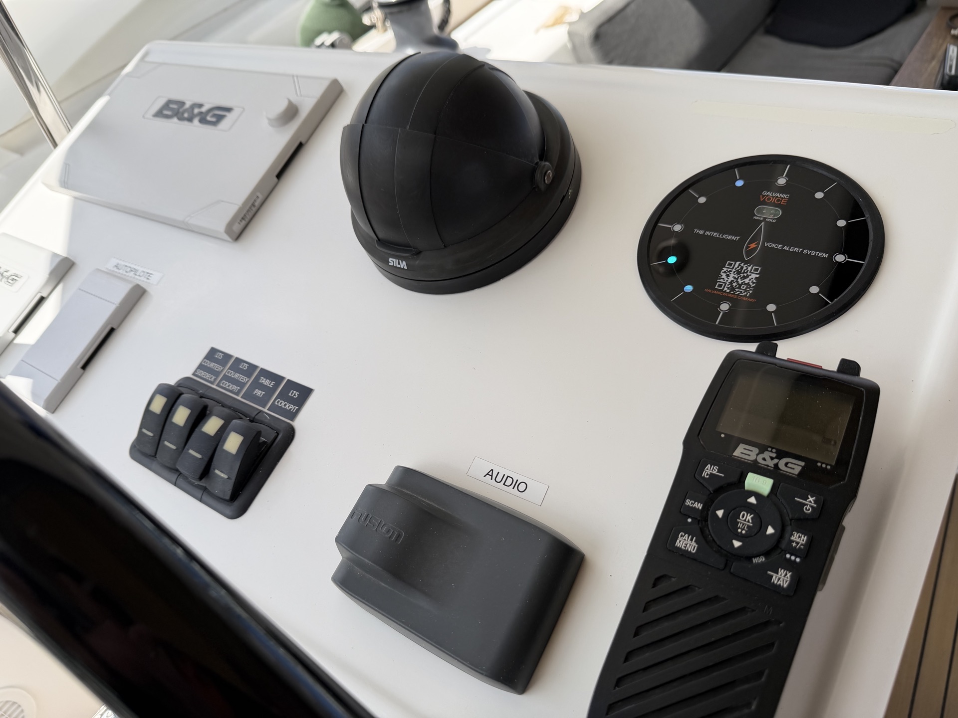 Galvanic Voice installato a filo sul pannello di navigazione di uno yacht, affiancato a chartplotter, pilota automatico, quadro interruttori, audio e VHF esistenti