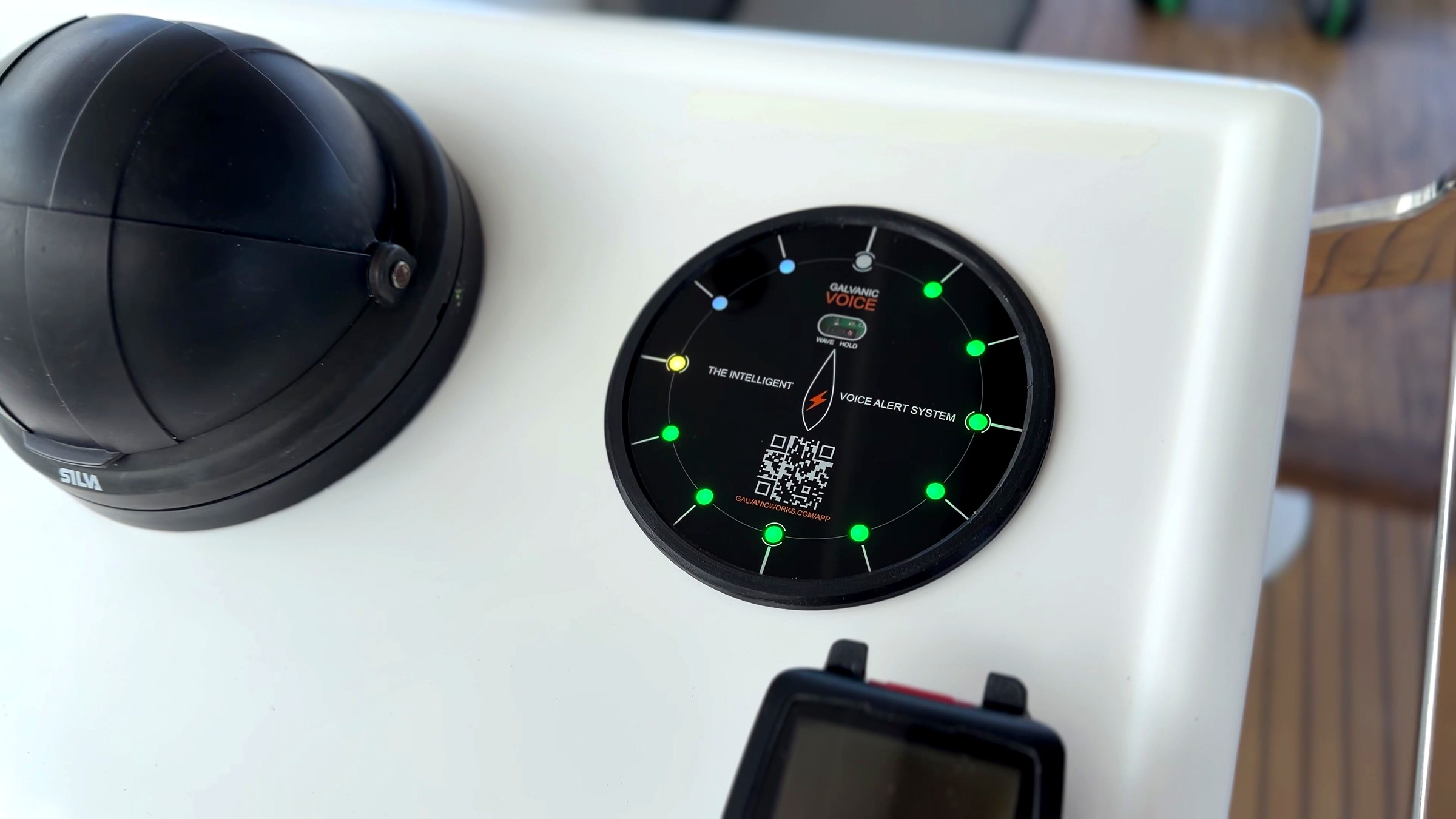 Galvanic Voice installato sul pannello di navigazione di uno yacht con l'anello a 12 LED acceso, che mostra lo stato operativo del sistema